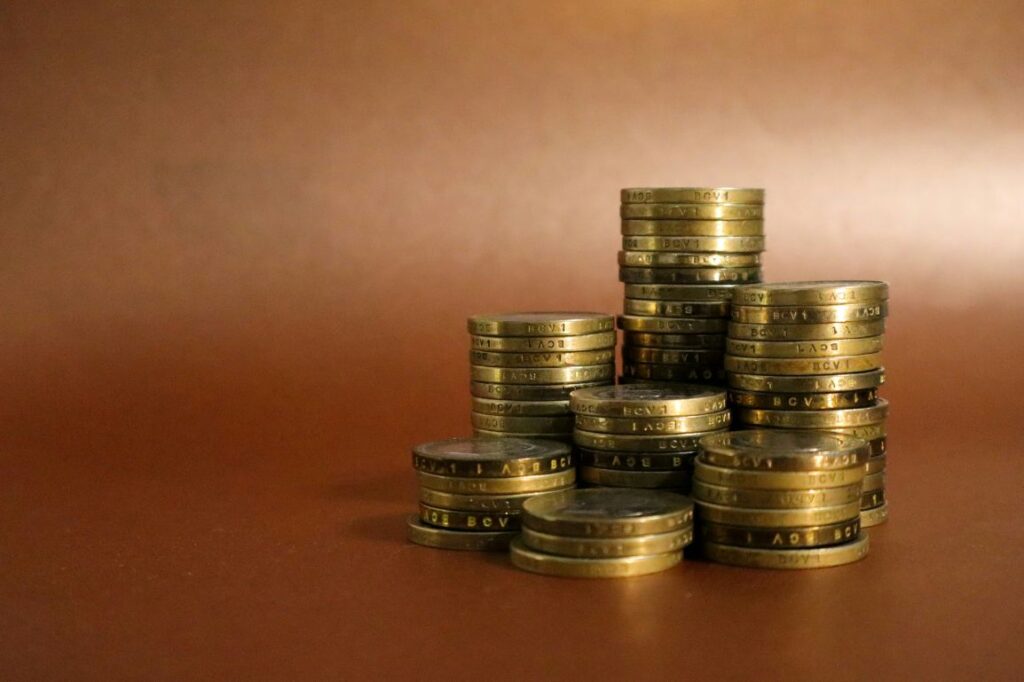 テーブルの上に座っている金貨の山